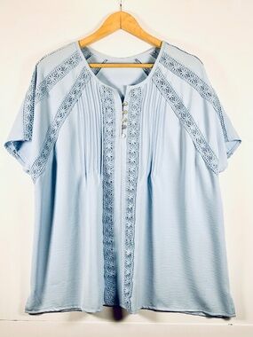 Light blue short sleeve flowy peasant blouse buttons crochet/lace trim romantic